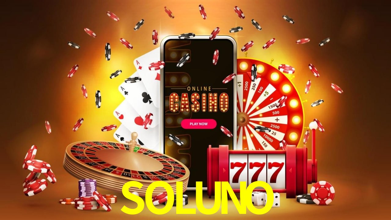 Una escena digital vívida inspirada en casino con SOLUNO mostrado prominentemente, luces brillantes, fichas, cartas y acentos dorados.