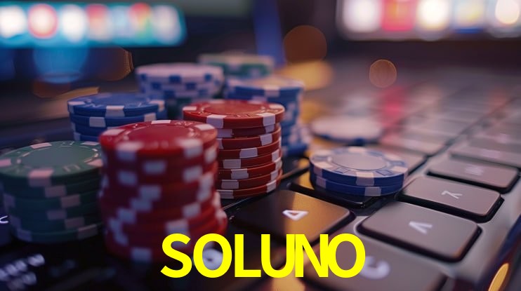 Escena dinámica inspirada en casino con iluminación SOLUNO, cartas, fichas e íconos de juegos digitales en un espacio moderno de juegos.